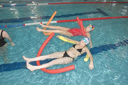 Voor rugpijn veroorzaakt door osteochondrose op de borst, is het noodzakelijk om het zwembad te bezoeken